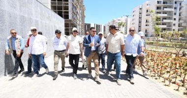 وزير الإسكان يستكمل جولتة بتفقد مشروع مزارين والحي اللاتيني في العلمين