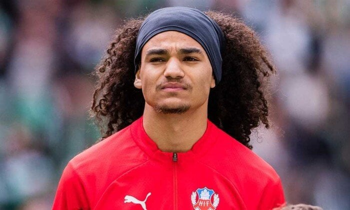 آدم الكايد يوقع صفقة الزمالك بعد وصوله إلى القاهرة