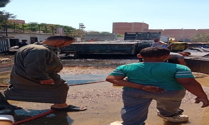 إخماد حريق في شاحنة على الطريق الزراعي بالقليوبية