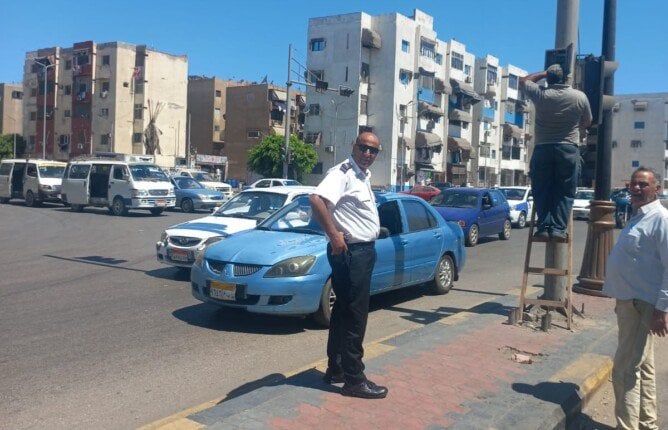 إعادة تشغيل إشارة مرورية في بورسعيد لحل أزمة الاختناقات