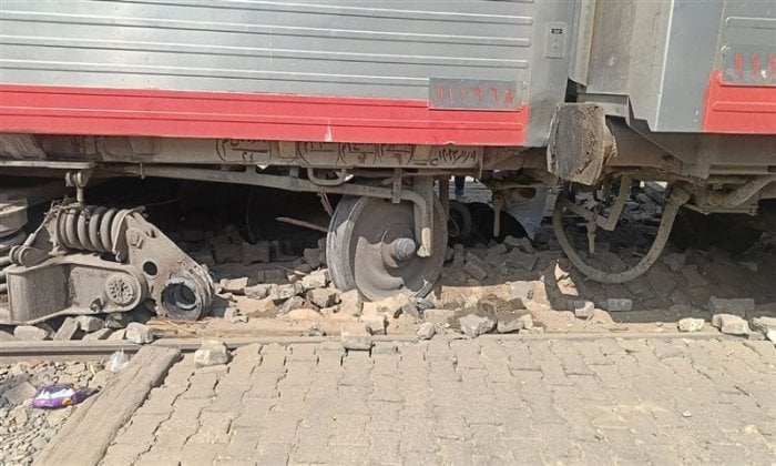 استئناف خدمات القطارات بعد إعادة عربات قويسنا إلى مسارها الصحيح