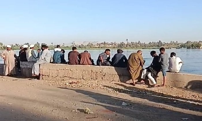استمرار جهود الإنقاذ للعثور على ضحايا حادث سقوط السيارة في دشنا