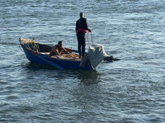 انتشال جثة الضحية الثانية من حادث غرق سيارة في دشنا