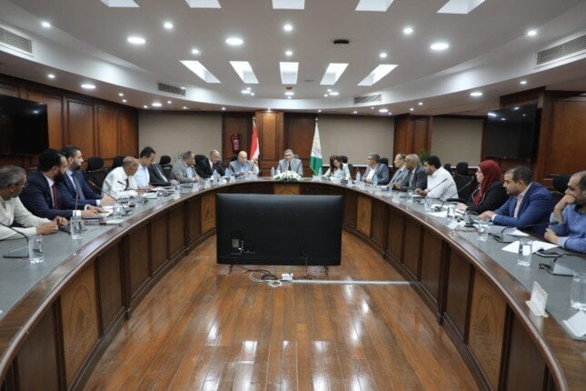 بحث سبل تحسين متحصلات خدمة النظافة بين محافظ الجيزة ووزارة الكهرباء