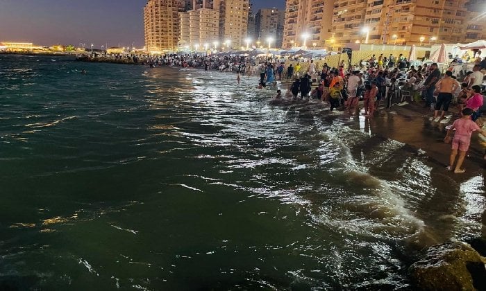 تطبيق قرار حظر السباحة بعد ساعات العمل الرسمية حفاظًا على سلامة الشاطئ في الإسكندرية