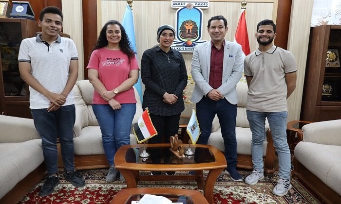 تكريم رئيس جامعة الأقصر لمساهمات طلاب الحاسبات في تحديث الأنظمة الرقمية
