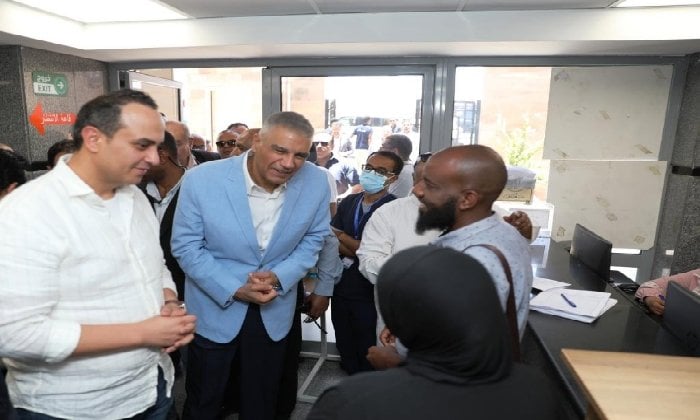 جولة محافظ أسوان ورئيس «الرعاية الصحية» في مستشفى المسلة لتعزيز التأمين الصحي الشامل