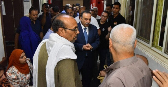 جولة محافظ أسيوط لتقييم خدمات التأمين الصحي في مجمع المصالح