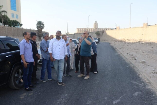 جولة محافظ القليوبية: رصف الشوارع ومواجهة التعديات في شبرا وقليوب