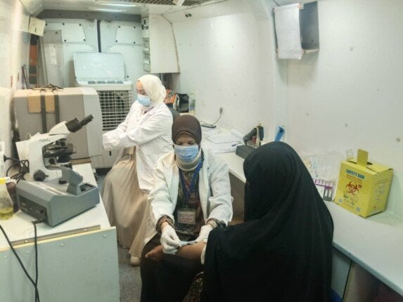 خدمات طبية مجانية: قافلة صحية تخدم 1214 مواطنًا في ملوي