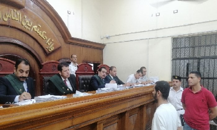 شاب متهم بقتل والدته وحرق محلها في الصالحية الجديدة أمام جنايات الزقازيق