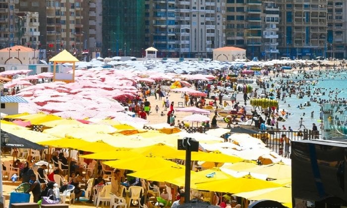 شواطئ الإسكندرية تفتح ذراعيها للمصطافين مع إشغال كامل!