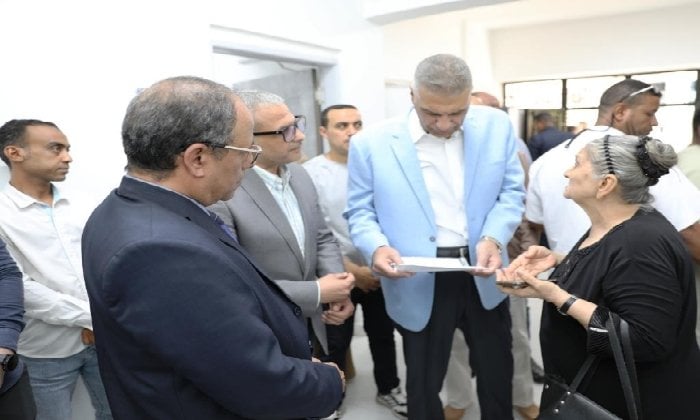 محافظ أسوان يراقب تنفيذ نظام التأمين الصحي الشامل على أرض الواقع