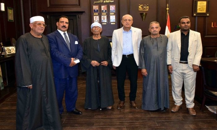 محافظ الأقصر يلتقي بوفد الشيخ عامر ويؤكد أهمية الصرف الصحي للتنمية