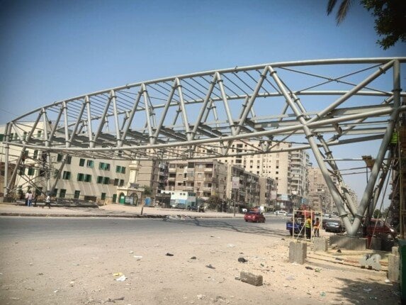 محافظ القليوبية: الانتهاء من تركيب الهيكل الحديدي لكوبري المشاة بشبرا الخيمة