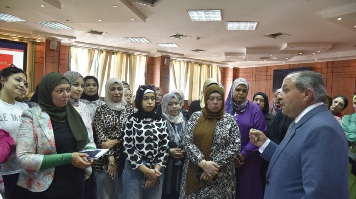 محافظ بورسعيد يراقب أنشطة برنامج تمكين المرأة في المحافظات المصرية