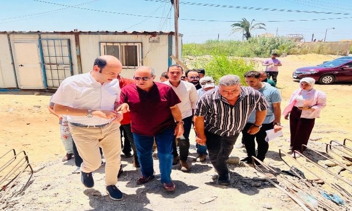 محافظ بورسعيد يراقب تقدم إنشاءات مخازن الرعاية الصحية
