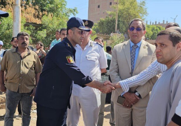 محافظ قنا يتابع عمليات إنقاذ ركاب سيارة سقطت في نهر النيل