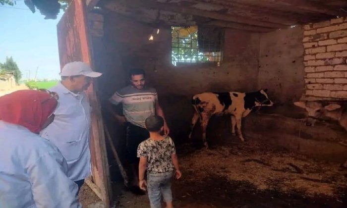 مدير الخدمات البيطرية في الشرقية يراقب حملة التطعيم ضد الحمى القلاعية في قرية الفدادنة