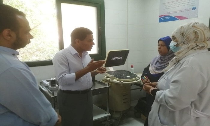 مدير الصحة بالأقصر يزور قافلة طبية بمركز شباب الرزيقات في أرمنت