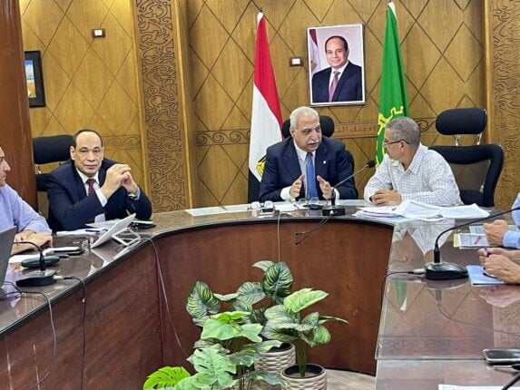 مدير تعليم القليوبية يرصد سير امتحانات الثانوية العامة من غرفة العمليات