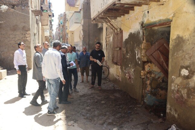 مراقبة منزل مهدد بالسقوط في بني سويف