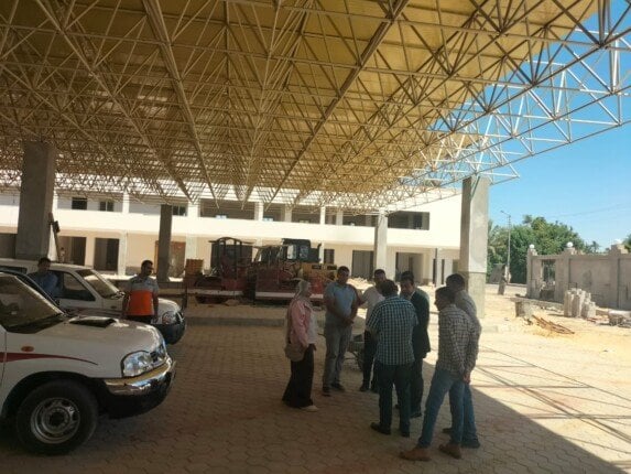 نائب محافظ قنا يزور مشروع مجمع مواقف نجع حمادي الجديد