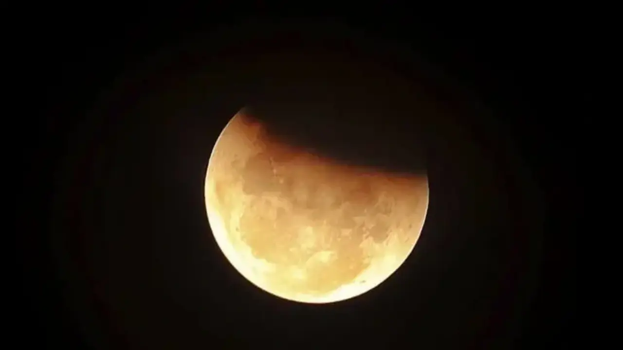 خسوف القمر الكلي.. حدث فلكي ينتظره الملايين وسبب تحوله إلى اللون الأحمر وكيف نشاهده