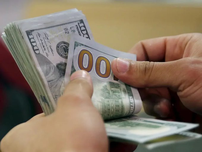 «تراجع الدولار لأدنى مستوى منذ شهرين ونصف مع توقعات بتخفيض الفائدة الأمريكية»